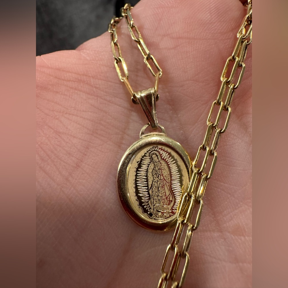 10K pure paperclip necklace with Virgin Mary pendant đ€ - Picture 9 of 13